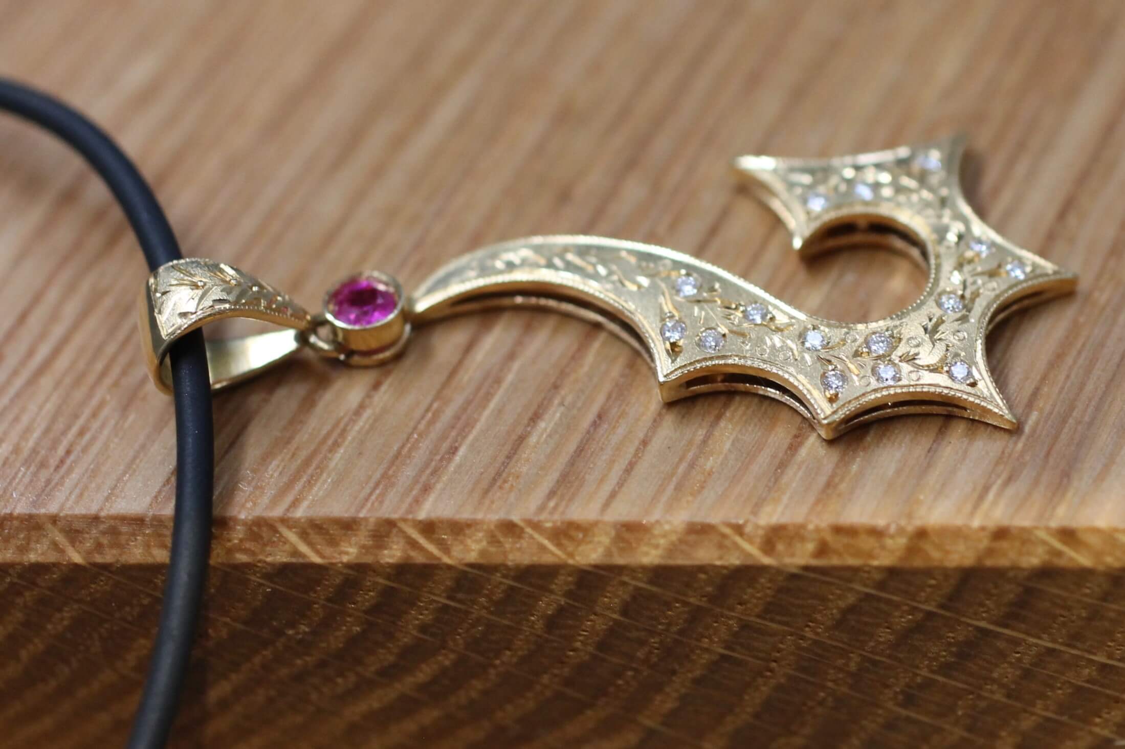 18kt Gold Ruby Diamonds Pendant