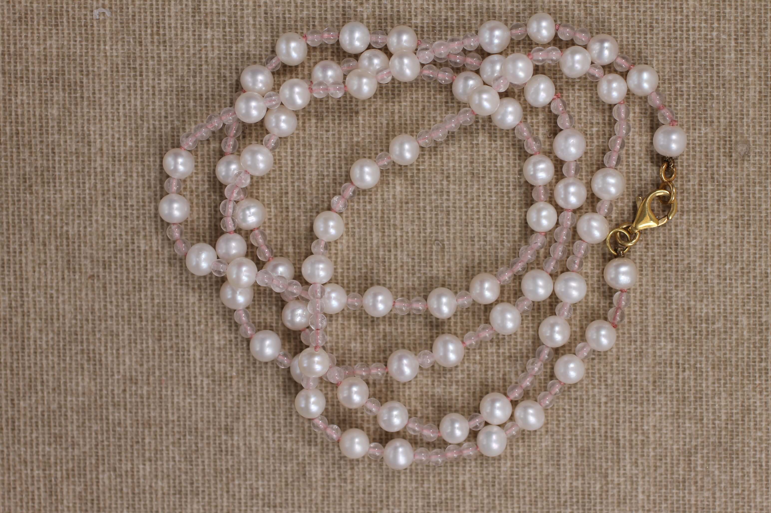 Collana con Perle di fiume, Quarzo rosa e Oro giallo